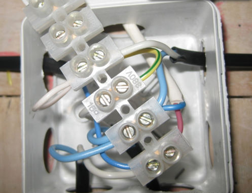Винтовое соединение проводов в выключателе