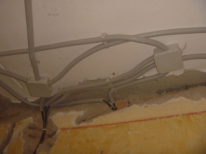 Неправильный монтаж проводки на потолке