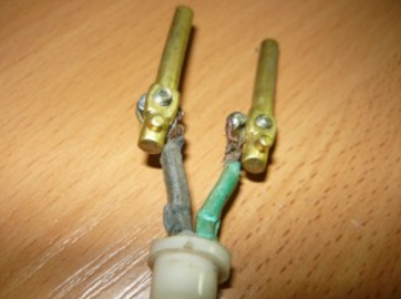 Подсоединение провода к штырям на старой электрической вилке