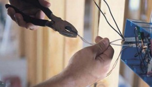 Почему в ванной бьет током?