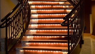 Подсветка лестницы светодиодной лентой
