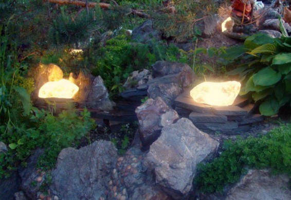Садовые светильники в форме камня