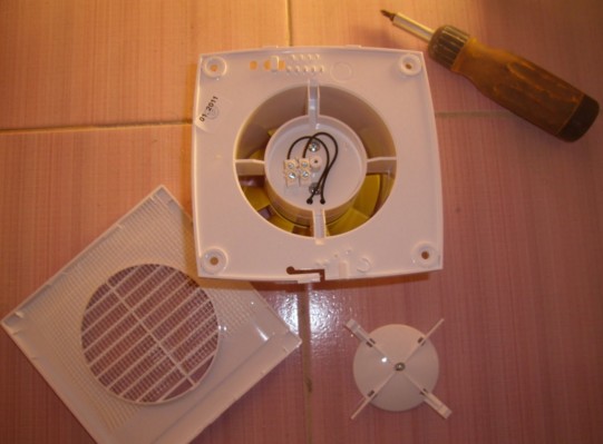 Снятие верхней решетки вентилятора