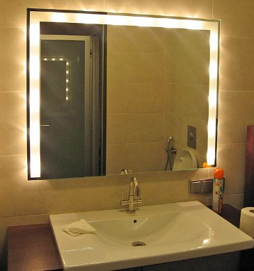 простая подсветка зеркала в ванной