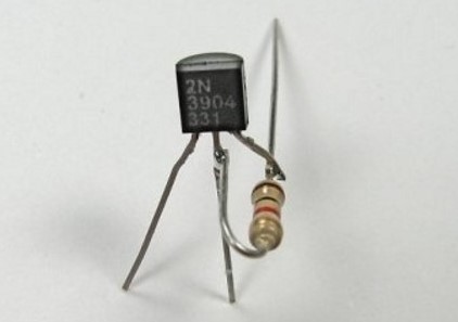 подключаем резистор к транзистору