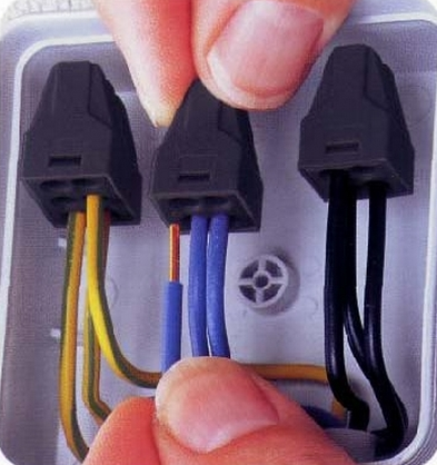Безвинтовое соединение проводов в выключателе