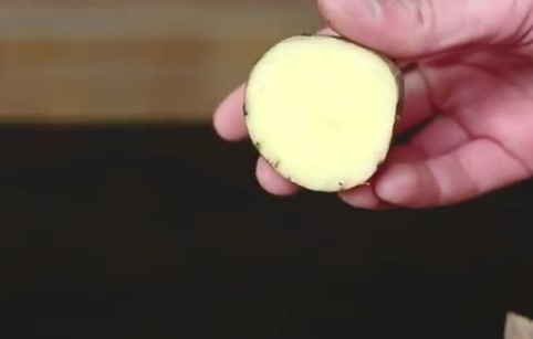 отрезаем пол картошки