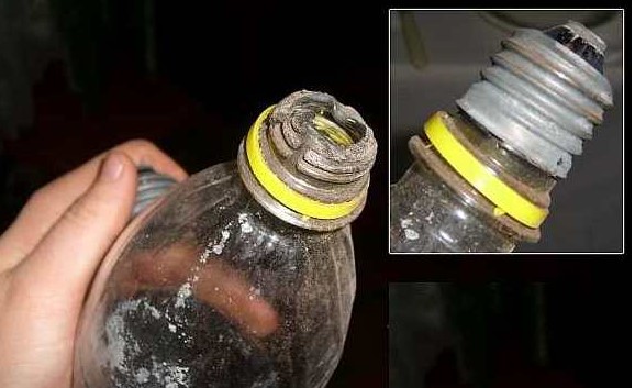 вытигваем лампочку с помощью пластиковой бутылки