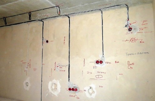 Отметки маркером электропроводки на стене