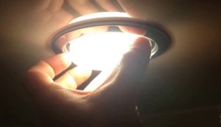 Как выкрутить лампочку из точечного светильника?